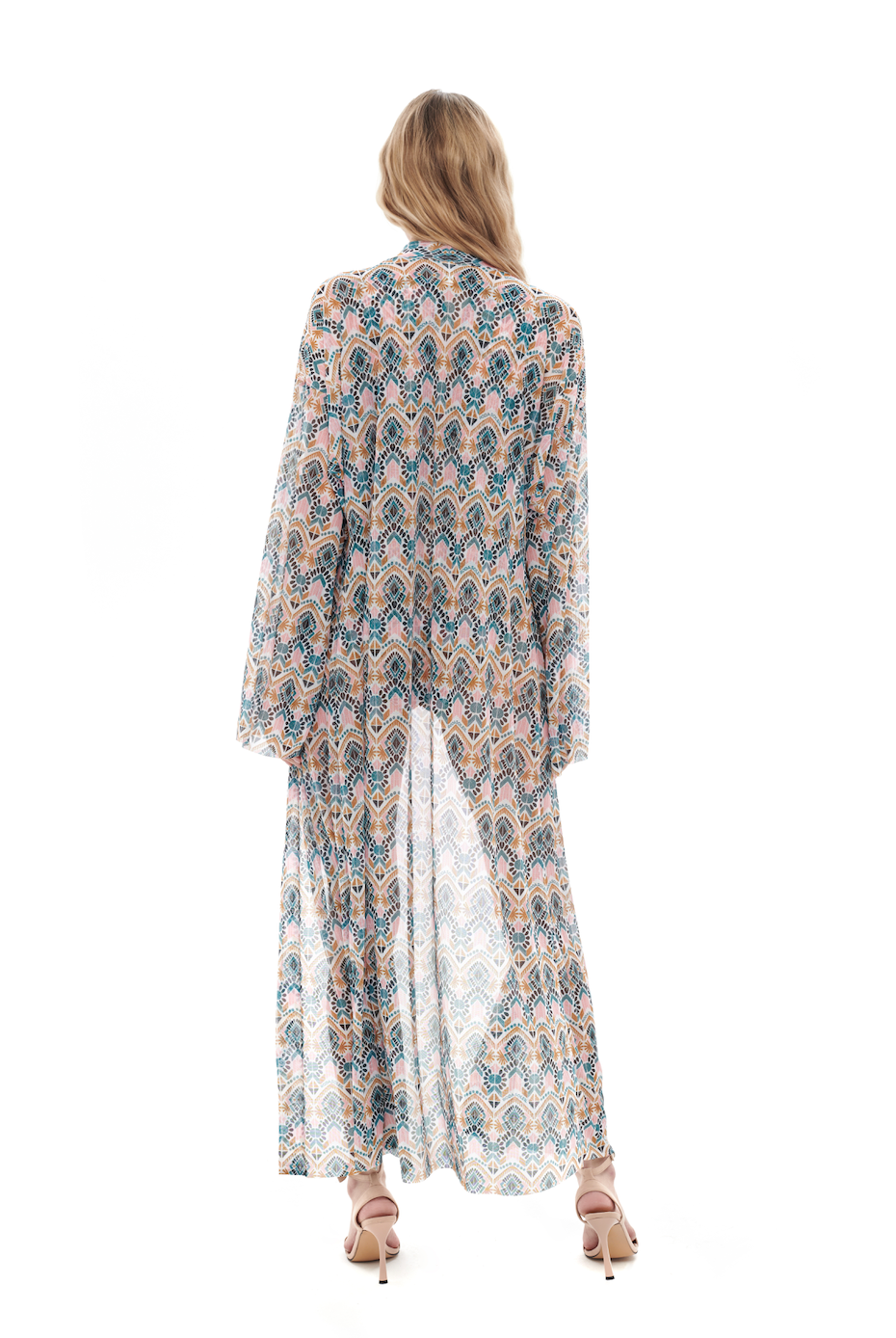 Discover our chic beach robe in the Casablanca print, ensuring SPF35 protection. Enjoy sustainable luxury with timeless style. Click to shop now and elevate your beachwear collection.