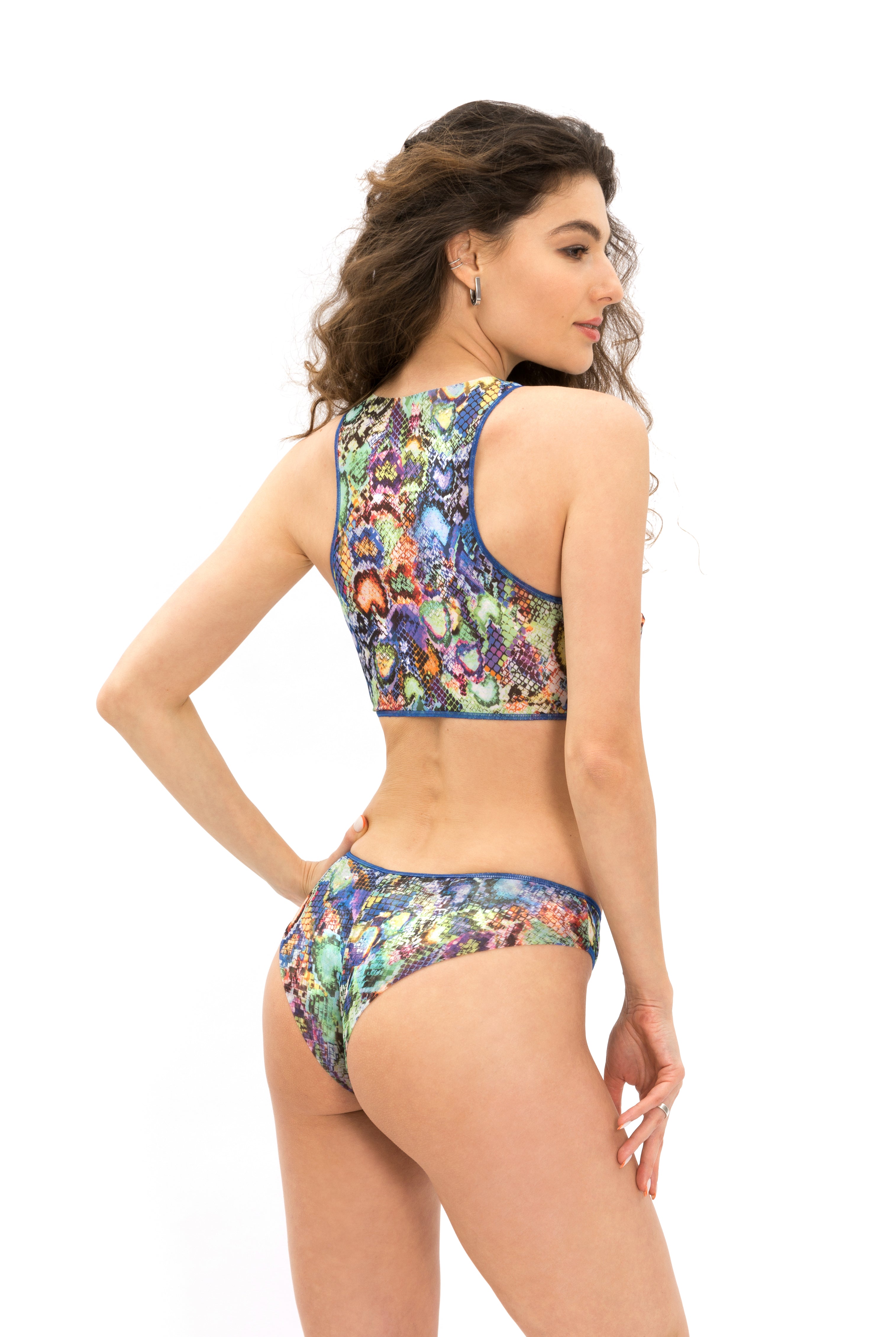  Discover stylish and sustainable smart swimsuits featuring a snake print design. The collection includes swim tops with SPF35 protection, offering classic luxury. Shop now and enjoy exclusive sale offers!